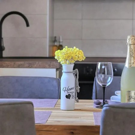 Barbara With Private Parking In The Garage Apartment *