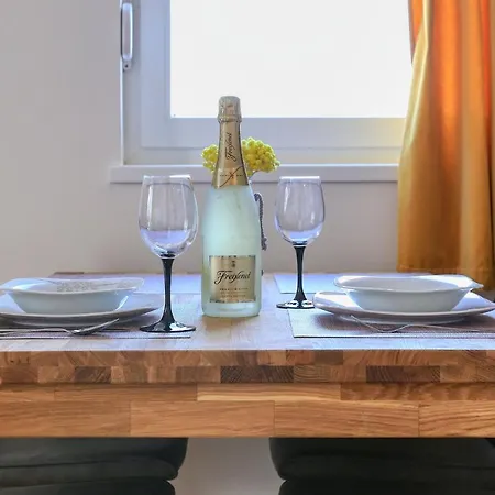 Barbara With Private Parking In The Garage Apartment *