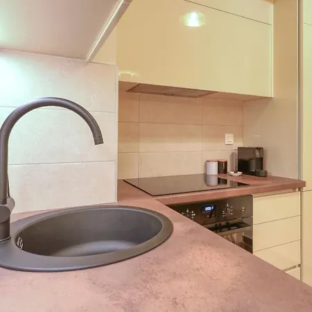 Barbara With Private Parking In The Garage