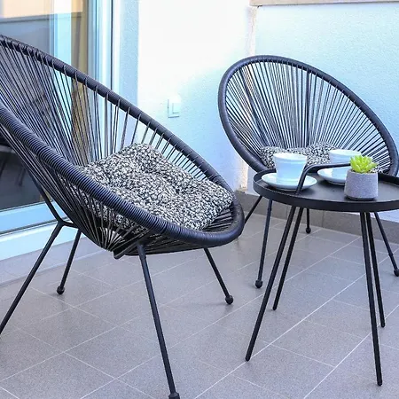 Barbara With Private Parking In The Garage Apartment *