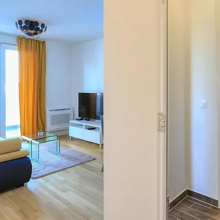 Barbara With Private Parking In The Garage Apartment