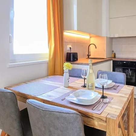 Barbara With Private Parking In The Garage *