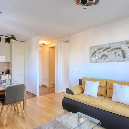 Barbara With Private Parking In The Garage Zadar