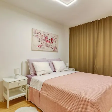 Barbara With Private Parking In The Garage *