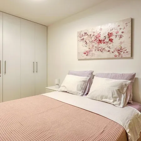 Barbara With Private Parking In The Garage *