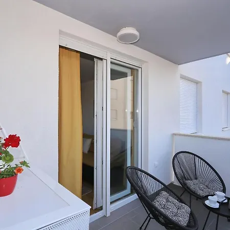 Barbara With Private Parking In The Garage Apartman *