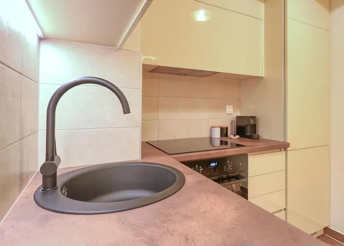 Barbara With Private Parking In The Garage