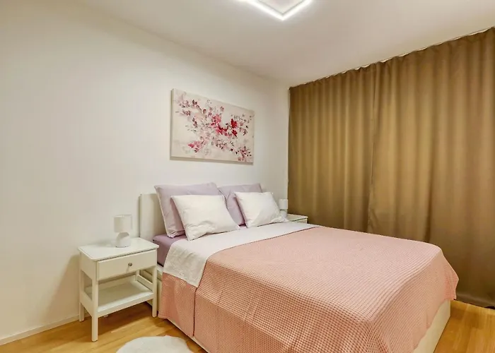 Barbara With Private Parking In The Garage *