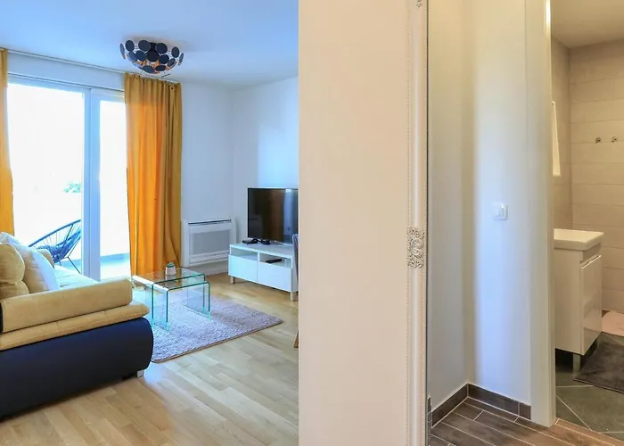 Barbara With Private Parking In The Garage Apartman